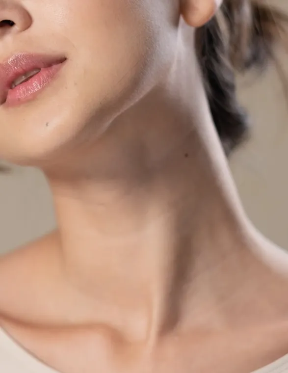 Traitement du double menton par radiofréquence chez Kyroma Institut, votre centre de beauté à Montbrison, Veauche, Kyroma Institut